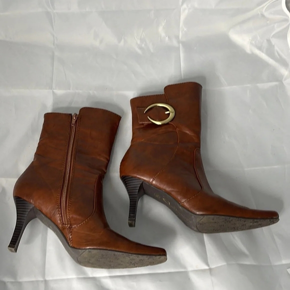 CL BY LAUNDRY Fanciful Cognac Pointed Toe Boots Vegan Brass Buckle Y2K Vibe 7M - Picture 7 of 13